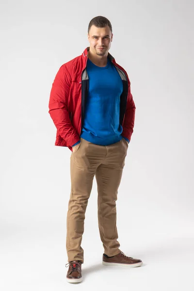 Homem Atletismo Construir Uma Jaqueta Vermelha Azul Shirt Bege Calças — Fotografia de Stock