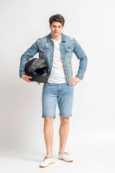 Jovem Homem Cabelos Escuros Casuais Jaqueta Jeans Shorts Segurando Capacete — Fotografia de Stock