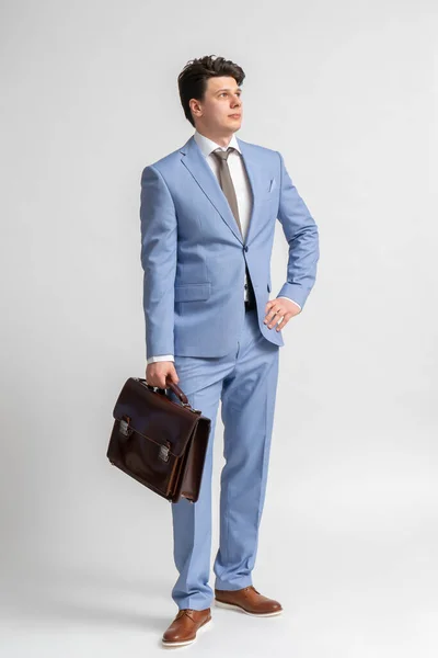 Ung Mörkhårig Man Blå Kostym Vit Skjorta Och Slips Med — Stockfoto