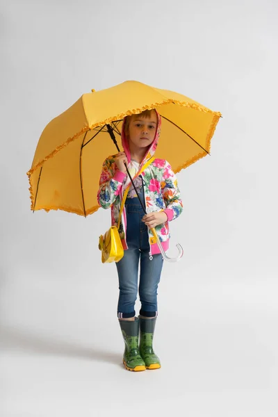 Kleines Mädchen Lässiger Herbstkleidung Und Gummistiefeln Versteckt Sich Vor Dem — Stockfoto