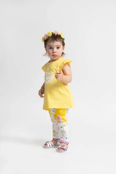 Niña Con Vestido Infantil Casual Amarillo Con Una Corona Flores Imágenes de stock libres de derechos