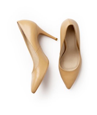 Zarif kadınların yaz aylarında giydiği bej topuklu ayakkabılar. Beyaz arka planda yeni bir çift ayakkabı..