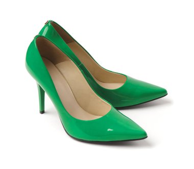 Zarif kadınların yaz deri, yeşil deri topuklu ayakkabıları. Beyaz arka planda yeni bir çift ayakkabı..