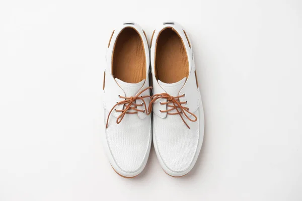 Gündelik Beyaz Deri Ayakkabılar Beyaz Arka Planda Yeni Erkek Ayakkabıları — Stok fotoğraf