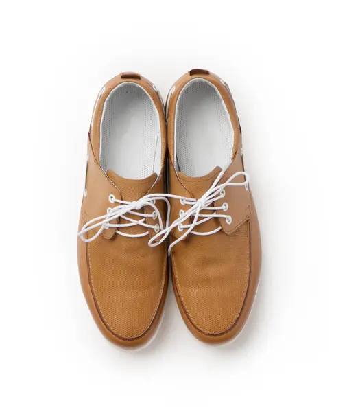 Beyaz Bağcıklı Kahverengi Deri Yumuşak Mokasen Ayakkabılar Beyaz Arka Planda — Stok fotoğraf