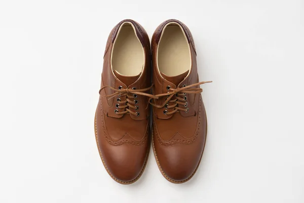男式经典皮鞋 带褐色鞋带 一双白色底的新鞋子 — 图库照片