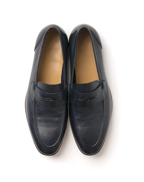 典雅的经典男鞋由黑色皮革制成 一双白色底的新鞋子 — 图库照片