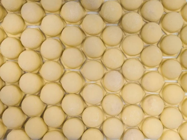 由面团和肉做成的自制生饺子 成排地堆在厨房桌子上 — 图库照片