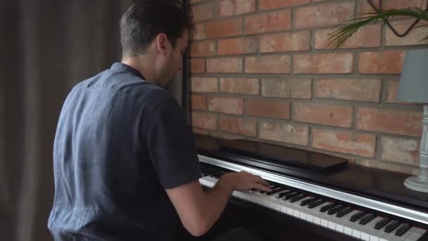Pianista Masculino Toca Casa Teclado Piano Eletrônico Digital Home Aulas — Vídeo de Stock
