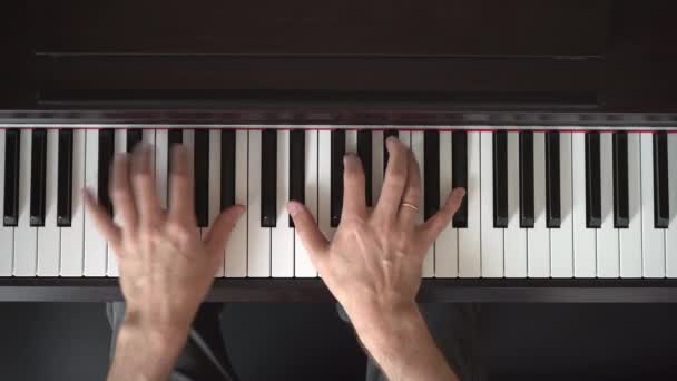 一位男性钢琴家在家里用数字电子钢琴键盘弹奏 家庭钢琴课 — 图库视频影像