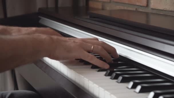 Pianista Masculino Toca Casa Con Teclado Piano Electrónico Digital Inicio — Vídeo de stock
