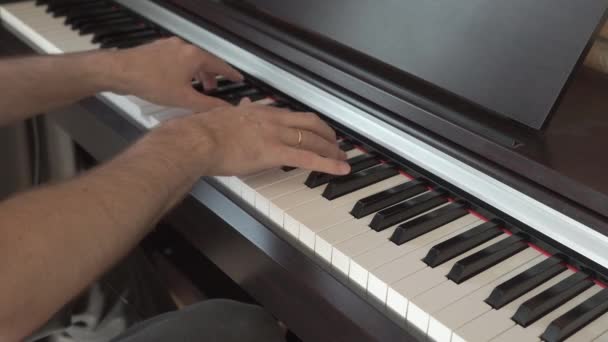 Ein Männlicher Pianist Spielt Hause Auf Der Tastatur Eines Digitalen — Stockvideo