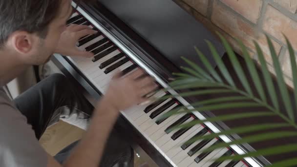 Мужчина Пианист Играет Дома Клавиатуре Цифрового Электронного Пианино Уроки Игры — стоковое видео
