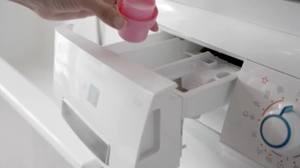 Kobieta Wlewa Odżywkę Płynnego Przedziału Detergentów Pralce Domowej Zamyka Pojemnik — Wideo stockowe