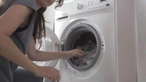 Een Jonge Vrouw Laadt Vuile Witte Trommel Van Een Huiswasmachine — Stockvideo