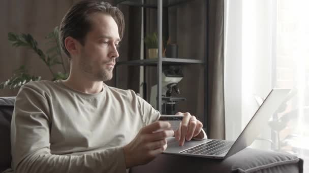 Bărbat Introduce Număr Card Credit Tastându Tastatură Pentru Plăti Pentru — Videoclip de stoc