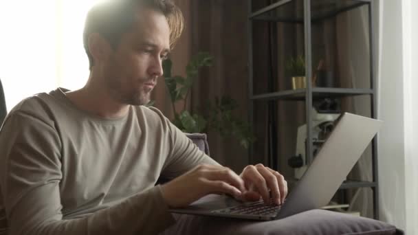 Hombre Está Trabajando Portátil Sentado Casa Sofá Freelancer Con Ropa — Vídeos de Stock