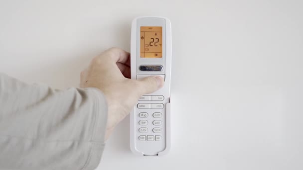 Uomo Riduce Potenza Del Condizionatore Aria Aumentando Temperatura Utilizzando Telecomando — Video Stock