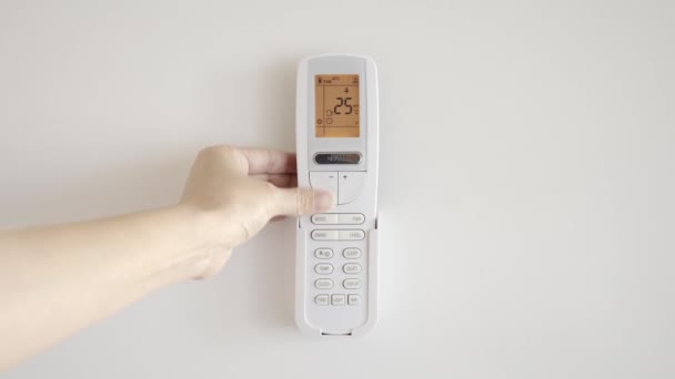Ręka Kobiety Przełącza Klimatyzator Tryb Automatycznego Chłodzenia Obniża Temperaturę Pomieszczeniu — Wideo stockowe