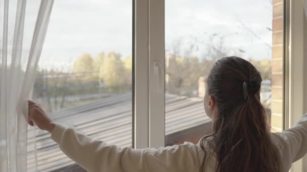 Die Frau Trennte Die Transparenten Tüll Vorhänge Öffnete Das Fenster — Stockvideo