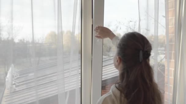 女人紧紧地关上了微微半圆形的窗户 转动了Pvc塑料窗框上的把手 拉开透明的郁金香窗帘 — 图库视频影像