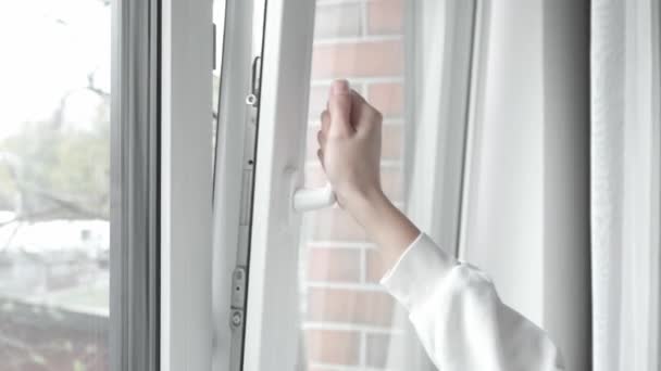 Przewietrzeniu Pomieszczenia Kobieta Zamyka Lekko Uchylone Plastikowe Okno Pcv Ręką — Wideo stockowe