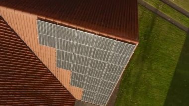 Fotovoltaik tek kristalli güneş hücrelerinde güneş ışığını evin fayanslı çatısında elektrik akımına dönüştüren tek bir silikon kristalden oluşan güneş ışınları parlıyor..