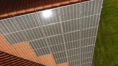 Tek bir silikon kristalden yapılmış fotovoltaik güneş modüllerindeki güneş parlaması, evin fayanslı çatısında güneş ışığını elektrik akımına dönüştürme verimliliğini artırdı..