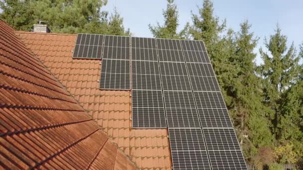 太陽光を電気に変換する効率の高い固体シリコンクリスタルで作られた現代の単結晶太陽電池は プライベートハウスのタイルされた屋根に設置されています — ストック動画