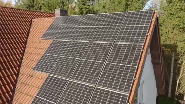 现代单晶硅光电组件由固体硅晶体制成 能高效地将太阳光转化为电能 安装在私人住宅的屋顶上 — 图库视频影像