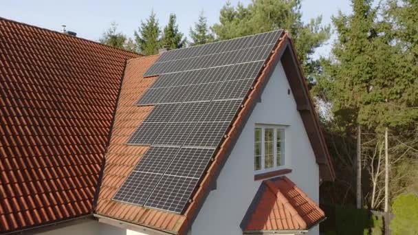 由固体硅晶体制成 具有高效太阳能转化为电能的现代单晶硅光电面板被安装在私人住宅的屋顶上 — 图库视频影像