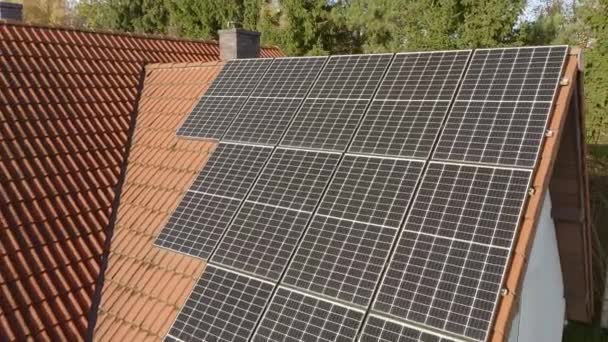 光伏太阳能电池安装在私人住宅的屋顶上 太阳能为动力的家庭供电系统 以降低电费用 — 图库视频影像