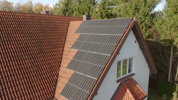 太陽光発電モジュールは プライベートハウスのタイル屋根に設置されています 電気代を支払うコストを削減するために太陽エネルギーを駆動する家庭用電力供給システム — ストック動画