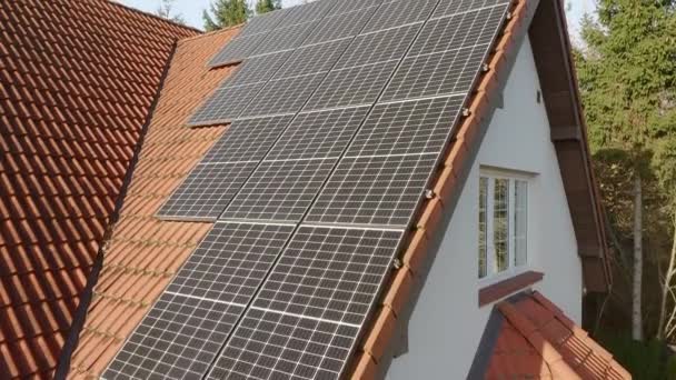Eine Haushaltsanlage Mit Photovoltaik Sonnenkollektoren Auf Dem Ziegeldach Eines Privathauses — Stockvideo