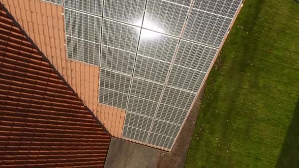 Sluneční Paprsky Fotovoltaické Solární Panely Instalované Kachlové Střeše Soukromého Domu — Stock video