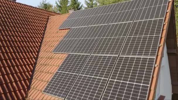 Eine Haushaltsanlage Aus Photovoltaik Solarmodulen Die Auf Dem Ziegeldach Eines — Stockvideo