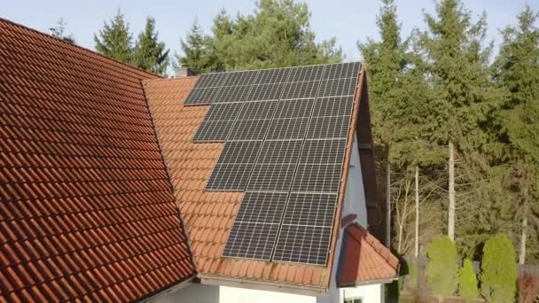 Solceller Installerade Det Kaklade Taket Ett Privat Hus Ett Strömförsörjningssystem — Stockvideo