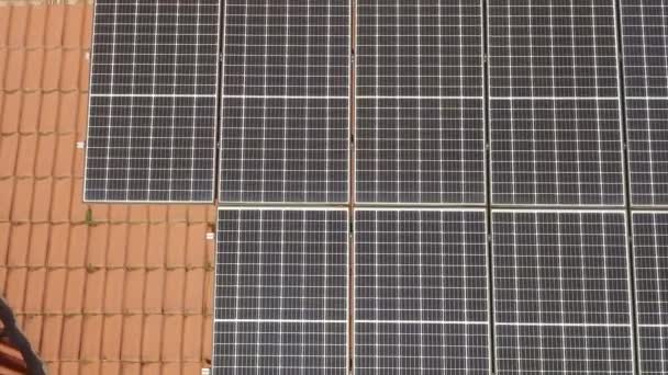 Fotovoltaikus Napelemek Napenergiából Villamos Energia Előállítására Egy Ház Cseréptetőjén Megújuló — Stock videók