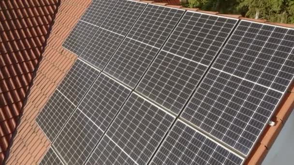 Módulos Solares Fotovoltaicos Instalados Techo Baldosas Una Casa Privada Sistema — Vídeos de Stock