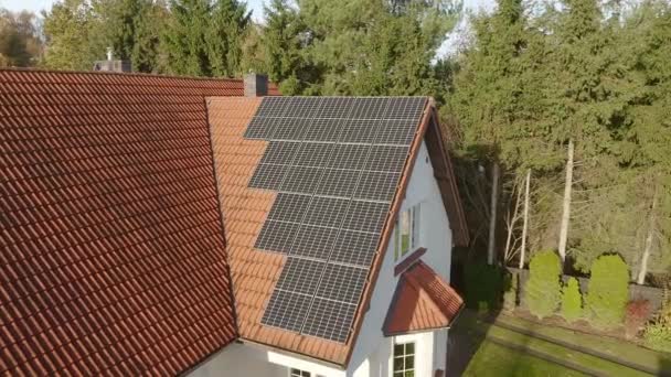 Fotovoltaik Güneş Pilleri Bir Evin Fayanslı Çatısında Güneş Enerjisinden Elektrik — Stok video