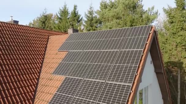家屋の屋根に太陽エネルギーから発電する太陽光発電モジュールの農場 再生可能エネルギー源からのエネルギー供給のための設備 — ストック動画
