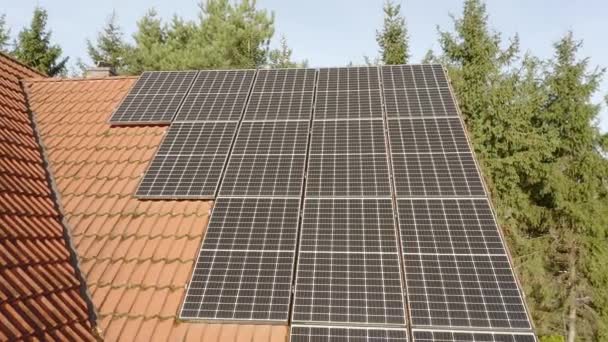 Eine Farm Mit Photovoltaik Sonnenkollektoren Zur Stromerzeugung Aus Den Sonnenstrahlen — Stockvideo