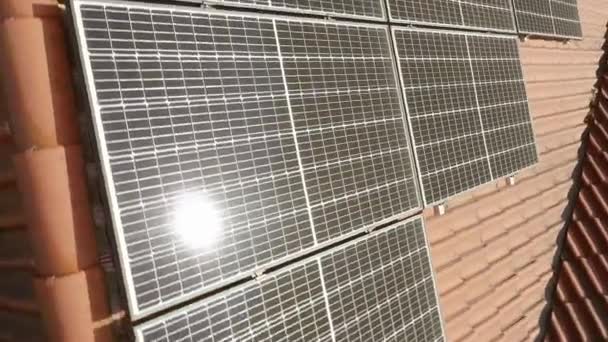 Sonneneinstrahlung Auf Der Oberfläche Von Photovoltaik Solarmodulen Zur Stromerzeugung Aus — Stockvideo