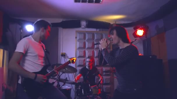 Groupe Amis Musiciens Chanteur Guitariste Batteur Répètent Dans Petit Garage — Video