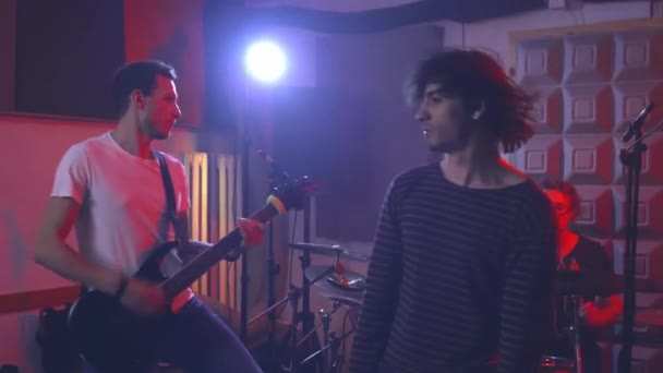Der Leadsänger Der Rockband Singt Aggressiv Ins Mikrofon Gestikuliert Emotional — Stockvideo