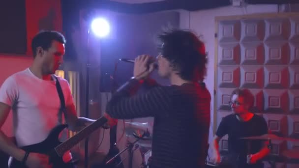 Τραγουδιστές Και Μουσικοί Μιας Ροκ Μπάντας Παίζουν Βαριά Μουσική Στο — Αρχείο Βίντεο