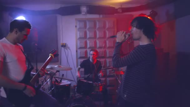 Rockband Spielt Einer Rauchwolke Und Grellen Scheinwerferlicht Ihrem Proberaum Der — Stockvideo