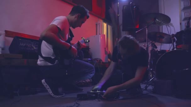 Hudebníci Kapely Připravují Zkoušku Hudebním Studiu Kytarista Upravuje Zvuk Kytary — Stock video