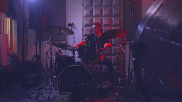 Ein Schlagzeuger Spielt Ein Schlagzeug Der Schlagzeuger Einer Musical Rockband — Stockvideo