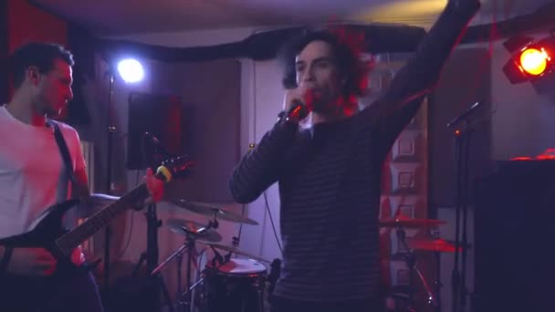 Der Sänger Der Rockband Ruft Lautstark Worte Ins Mikrofon Tanzt — Stockvideo